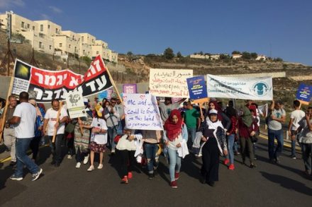 צעדת הסולידריות עם וואלג'ה חולפת ליד התנחלות הר גילה (חגי מטר)