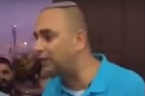 ראש עיריית לוד, יאיר רביבו, בפרובוקציה במסגד (צילום מסך)