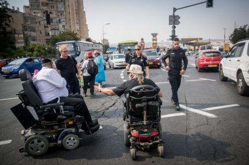 שנה וקללותיה: נכים חוסמים את הכניסה לירושלים (יונתן זינדל/פלאש90)