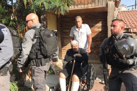 אבי המשפחה מסרב להתפנות מפתח הבית. פינוי משפחת שמאסנה מביתה בשייח ג'ראח (צילום: עיר עמים)