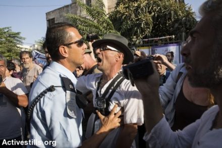 יחסי הכוחות בשייח ג'ראח ברורים - המשטרה שומרת על המתנחלים. המפגינים מול בית משפחת שמאסנה, 8 בספטמבר 2017 (אורן זיו/אקטיבסטילס)