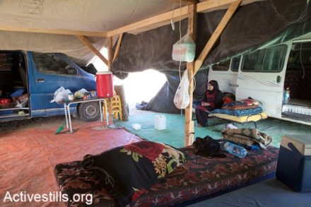עליה אבו מדיע'ם יושבת באוהל משפחתה, שנבנה מחדש לאחר ההריסה ה-120 של הכפר (צילום: קרן מנור/אקטיבסטילס)
