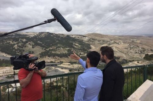 ניר ברעם בסרטו "הארץ מעבר להרים"