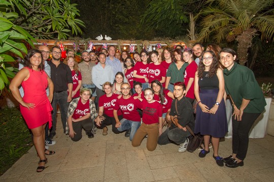 השגריר הבריטי ובן זוגו אירחו את ארגון הנוער הגאה בישראל - שיחה מקומית
