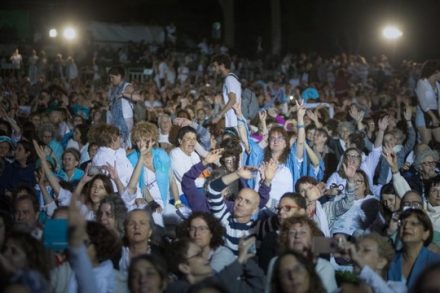 אלפי נשים באירוע של נשים עושות שלום בגן העצמאות בירושלים. 8 באוקטובר 2017 (יונתן זינדל/פלאש90)