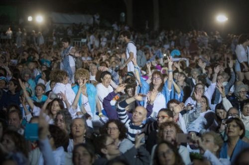 אלפי נשים באירוע של נשים עושות שלום בגן העצמאות בירושלים. 8 באוקטובר 2017 (יונתן זינדל/פלאש90)