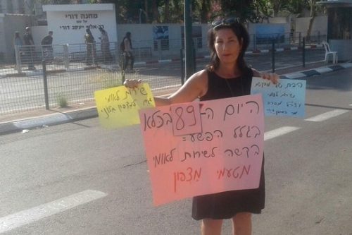 איריס גור תומכת בבתה הסרבנית בכניסה לבקו"ם אחרי 89 ימי כליאה במצטבר. איריס גור תומכת בבתה הסרבנית בכניסה לבקו"ם אחרי 89 ימי כליאה במצטבר.