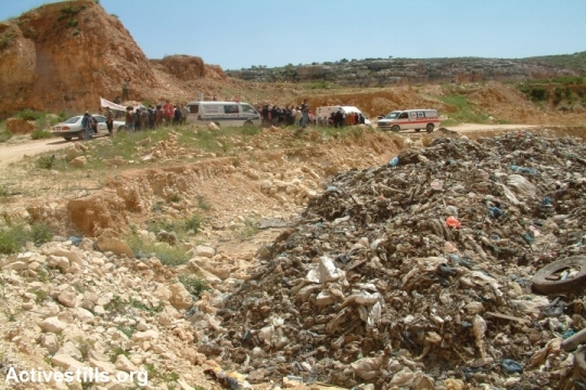 הפגנת פלסטינים ב-2005 נגד אתר פסולת סמוך לקדומים (צילום: אקטיבסטילס)