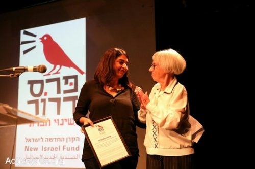 אורלי נוי מקבלת את פרס דרור בשם מערכת שיחה מקומית מידי השופטת בדימוס דליה דורנר (אורן זיו/אקטיבסטילס)