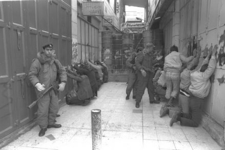 שוטרי מג"ב עוצרים פלסטינים בחברון. ינואר 1990. תמונת ארכיון מהאינתיפאדה הראשונה (צילום: נתן אלפרט/ לעמ)