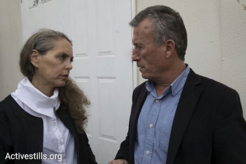 באסם תמימי, אביה של עהד, עם עו"ד גבי לסקי בבית המשפט הצבאי עופר. 20 בדצמבר 2017. (אורן זיו/אקטיבסטילס)