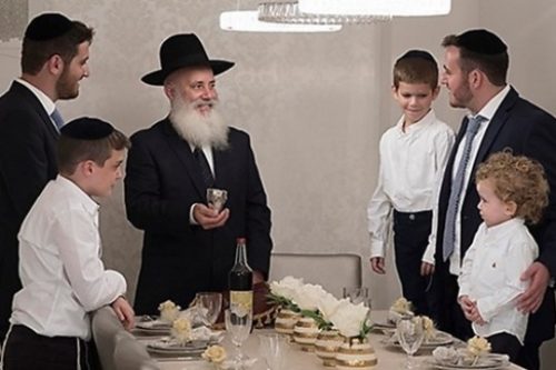 איפה אמא? משפחה חרדית במאגר התמונות של המשרד לשוויון חברתי (צילום: לפ"מ)