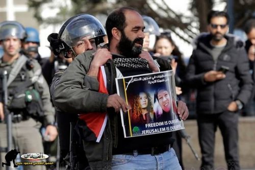 מונדר עמירה נעצר במהלך הפגנה בבית לחם כשהוא אוחז בשלט הקורא לשחרורן של נשות משפחת תמימי. 27.12.2017