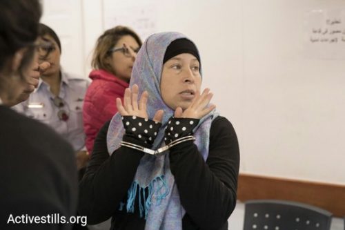 נרימן תמימי בבית המשפט הצבאי בעופר היום. לסמן וי זו פרובוקציה (צילום: אורן זיו/אקטיבסטילס)