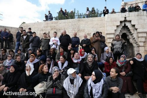 נשים פלסטיניות מוחות על הכרזת טראמפ. שער שכם בכניסה לעיר העתיקה בירושלים, 7 בדצמבר 2017. (אורן זיו / אקטיבסטילס)