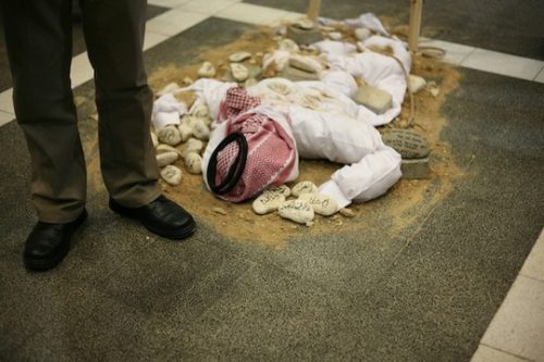 "ראש מערך הביטחון של האוניברסיטה הגיע, הסתכל על המיצג שלי ואמר 'תעיף את הזבל הזה מפה'". המיצג של אחמד אבו באדר, מתוך התערוכה 'צו הריסה' (צילום: מיה אויס)