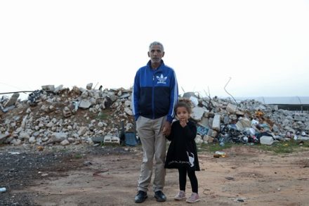 "גם אם יהרגו אותנו לא נלך מפה". ג'אסר מכלוף, שביתו נהרס לפני כשנה בקלנסווה 19.01.18 (צילום: היידי מוטולה, אקטיבסטילס)