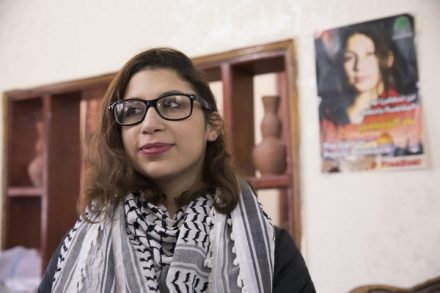 נור תמימי חופשיה בביתה, לאחר שחרורה ממעצר בן שבועיים. נבי סאלח, 5 בינואר 2018 (אורן זיו / אקטיבסטילס)