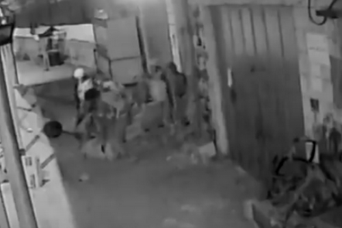 חיילים מכים את יאסין סראדיח הפצוע לאחר שנורה, כפי שתועד במצלמות האבטחה במקום