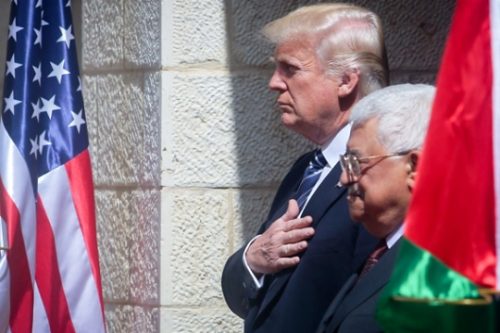 תלות כושלת בקהילה הבינלאומית. הנשיא מחמוד עבאס יחד עם הנשיא דונלד טראמפ (פלאש90)