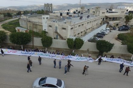 צעירי זימאם אוחזים בשלט באורך 700 מטר בקריאה לשלום ואי אלימות. שכם, 19.2.2018 (צילום: זימאם)