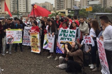 הפגנת תמיכה בסרבנים מתן הלמן וסער יהלום מול הבקו"ם בתל השומר (צילום דרור מזרחי)