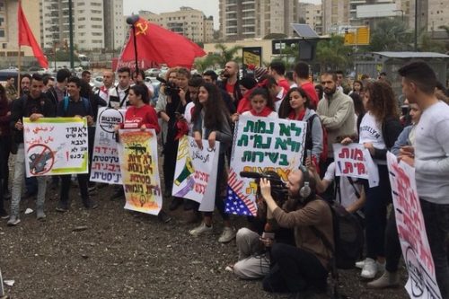 הפגנת תמיכה בסרבנים מתן הלמן וסער יהלום מול הבקו"ם בתל השומר (צילום דרור מזרחי)