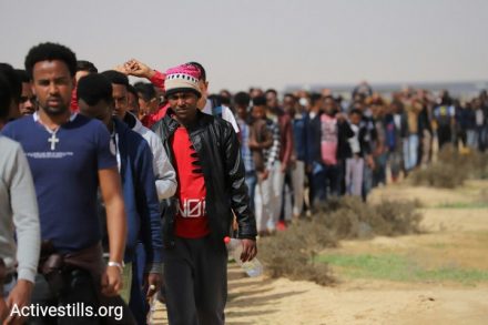 כאלף מבקשי מקלט צעדו מחולות לסהרונים במחאה על כליאת חבריהם שסרבו לעזוב לרואנדה. 22 בפברואר 2018 (אורן זיו / אקטיבסטילס)