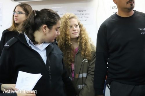 עהד תמימי בדיון הראשון במשפטה בבית המשפט הצבאי בעופר. 13 בפברואר 2018. (אורן זיו / אקטיבסטילס)