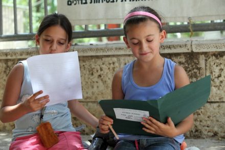 ילדות בית ספר מעיינות בתעודות מחצית. אילוסטרציה. (צילום: יוסי זמיר / פלאש 90)