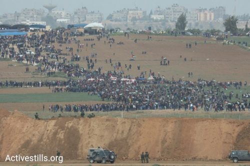 אלפי מפגינים נוהרים מתוך עזהז לעבר הגבול, מל ניר עם, בצעדת השיבה. יום האדמה, 30 במרץ 2018 (אורן זיו/ אקטיבסטילס) אלפי מפגינים נוהרים מתוך עזה לעבר הגבול, מל ניר עם, בצעדת השיבה. יום האדמה, 30 במרץ 2018 (אורן זיו/ אקטיבסטילס)