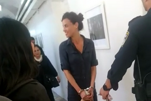 "מדוע שלא יכתבו כי אישה עשתה פעולת מחאה נגד מעצרה של אישה אחרת? זו קטגוריה הרבה יותר משמעותית ורלוונטית". יפעת דורון מובלת למעצר אחרי שסטרה לקצין
