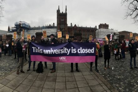 "אוניברסיטה זו סגורה". המחאה בבריטניה