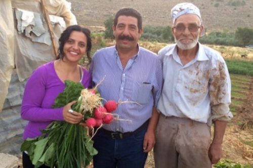 ויויאן סנסור עם שני חקלאים שמשתתפים בתוכניות של ספריית זרעי המורשת של פלסטין (הצילום באדיבות ויויאן סנסור)