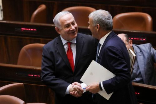 ראש הממשלה בנימין נתניהו ושר האוצר משה כחלון במהלך דיונים על התקציב במליאת הכנסת. 13 בפברואר 2018 (יונתן זינדל / פלאש90)