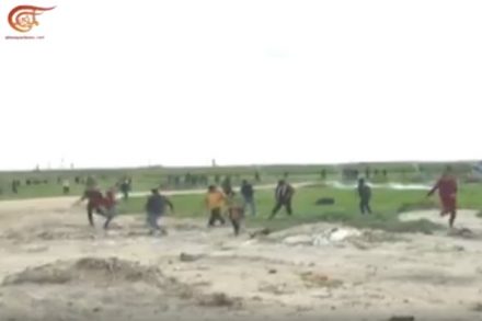 רחפן מפציץ מפגינים בגבול עזה. צילום מסך מתוך אל מיאדין