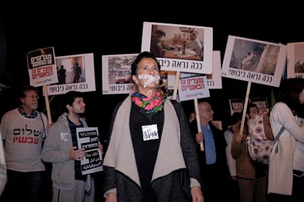 מפגינים נגד הכיבוש בתל אביב. "לוחמים לשלום" או "שוברים שתיקה" כמעט לא מופיעים בבתי ספר אבל מופיעים במכינות (צילום: תומר נויברג/פלאש90)