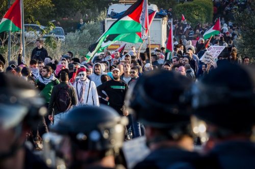 עמדותיו וזהותו של דור זה שזכה לתיאור "הדור הזקוף" רחוקות מפסיביות ו"פטריוטיזם הרכוש". הפגנת המונים בוואדי ערה במחאה על הריסת בתים (צילום: באסל עווידאת/פלאש90)