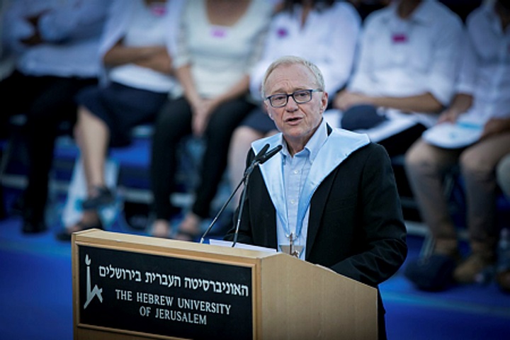 אל תלך לשם, דויד. הסופר דויד גרוסמן מקבל תואר דוקטור של כבוד מהאוניברסיטה העברית, יוני 2017 (מרים אלסטר/ פלאש 90)