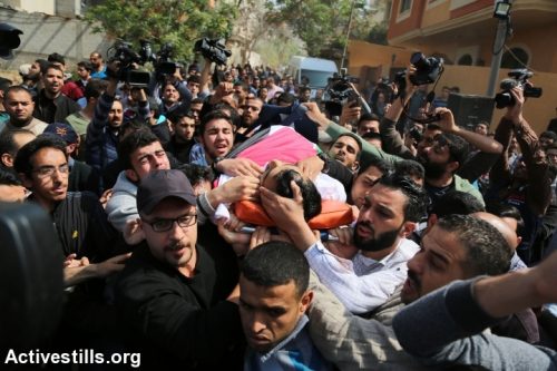 הלוויית הצלם יאסר מותרג'א בעזה. מרוב שהמחזה שגרתי, אנחנו שוכחים לראות שם אנשים (צילום: אקטיבטילס) הלוויית הצלם יאסר מותרג'א בעזה. מרוב שהמחזה שגרתי, אנחנו שוכחים לראות שם אנשים (צילום: אקטיבטילס)
