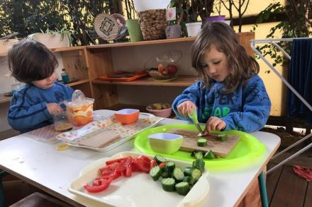 גן מונטסרי. ילדים פעילים לומדים מיקוד והתמדה (צילום: מיכל ברגמן אופק)