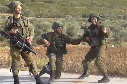 צפו: שוב חיילים חוגגים פגיעה בצעיר פלסטיני שלא מסכן אותם