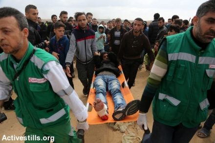 מפגין פצוע מפונה על ידי אנשי רפואה מאזור הגבול. 30 במרץ 2018, צעדת השיבה גבול עזה. (מוחמד זאנון / אקטיבסטילס)