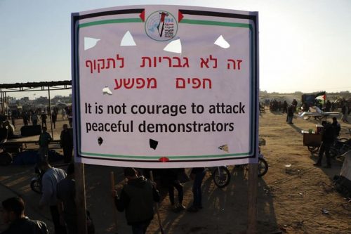 פיקניק של אוהלים, מוזיקה, כדורגל ושלטים בעברית: תמונות ממאהל המחאה בעזה