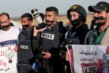 עיתונאים פלסטינים מוחים בגבול עזה בעקבות הריגתו של צלם העיתונות יאסר מורתג'א ופציעתם של עיתונאים אחרים. 8 באפריל 2018. (צילום: עבד רחים ח'טיב / פלאש 90)