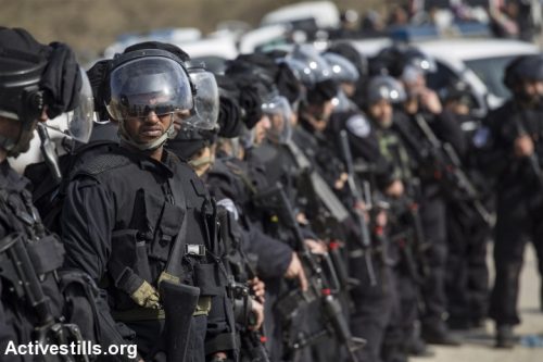 כוחות משטרה רבים בזמן הריסות בתים באום אל חיראן, ינואר 2017 (פאיז אבו רמילה/ אקטיבסטילס)