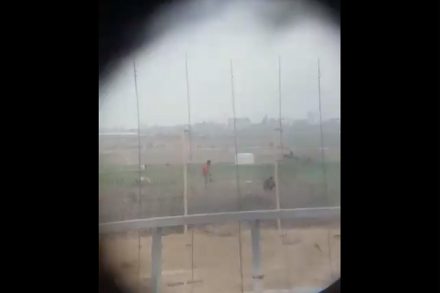 אובייקטים דמוניים שרואים רק דרך כוונות. חיילים יורים באדם לא חמוש ליד הגדר וצוהלים. (צילום מסך מתוך הסרטון שפורסם ברשתות החברתיות)