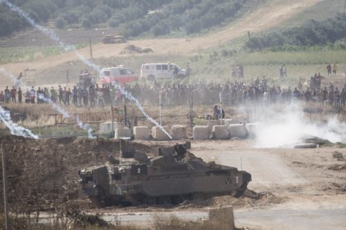 ההפגנה השבועית בעזה: פלסטינים וישראלים הפגינו משני צדי הגבול