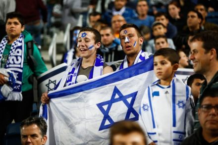 אוהדים מעודדים את נבחרת ישראל בכדורגל, מוקדמות היורו 2016 (יונתן זינדל / פלאש90)