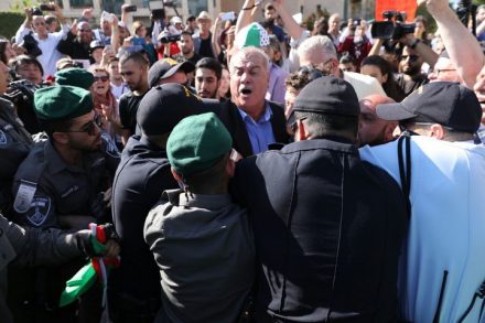 הפגנה נגד העברת שגרירות ארה"ב לירושלים. שוטרים מקיפים את יו"ר ועדת המעקב מוחמד ברכה (אורן זיו / אקטיבסטילס)